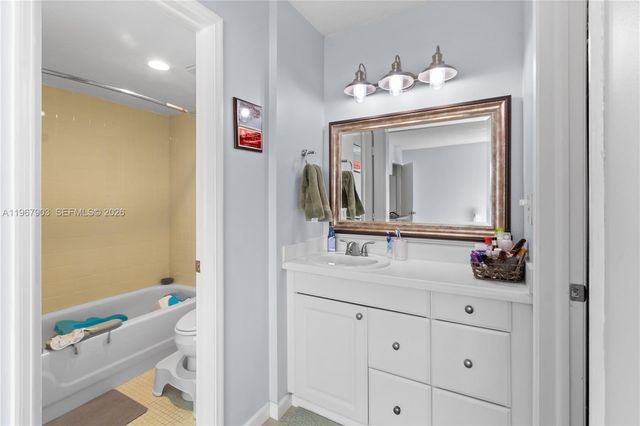 9440 Tangerine Pl 202, Davie, FL 33324