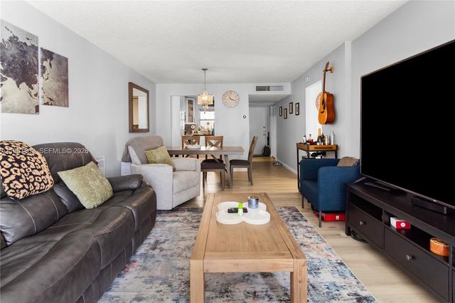 9440 Tangerine Pl 202, Davie, FL 33324