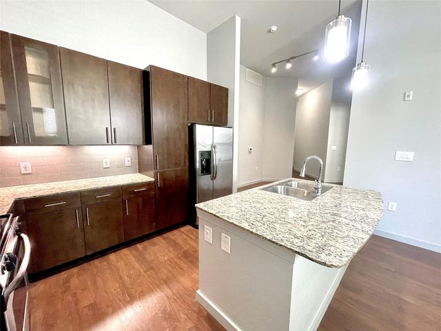 2525 Mccue St Road 327, Houston, TX 77056