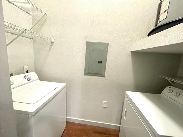 2525 Mccue St Road 327, Houston, TX 77056