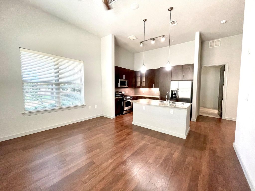 2525 Mccue St Road 327, Houston, TX 77056