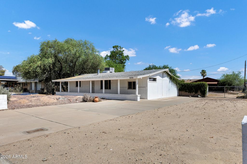 3235 E SUNNYSIDE Lane E, Phoenix, AZ 85032