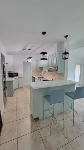 11340 SW 48th St, Miami, FL 33165