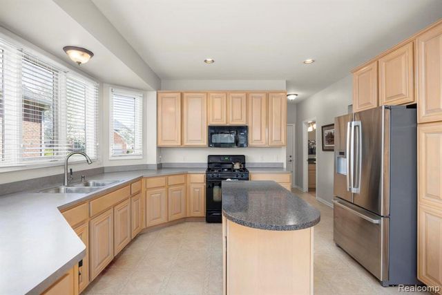 49213 Dunhill Drive, Macomb, MI 48044