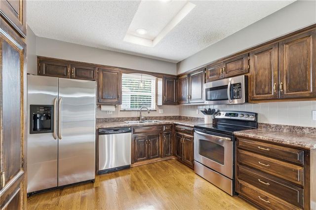 404 SE Onyx Drive, Lee's Summit, MO 64063
