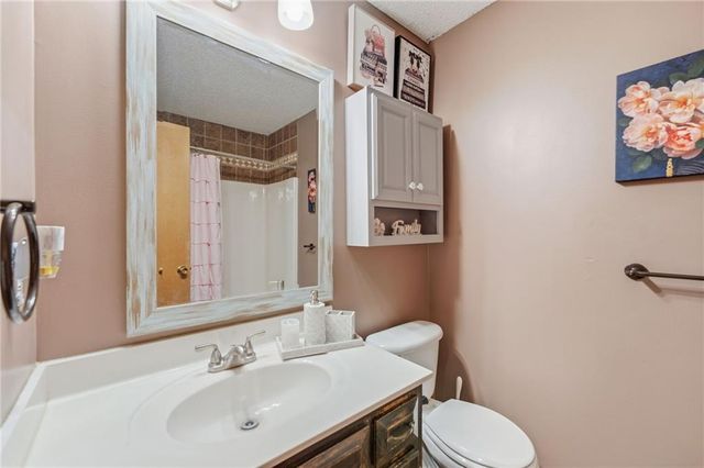 404 SE Onyx Drive, Lee's Summit, MO 64063