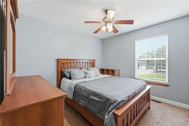 404 SE Onyx Drive, Lee's Summit, MO 64063