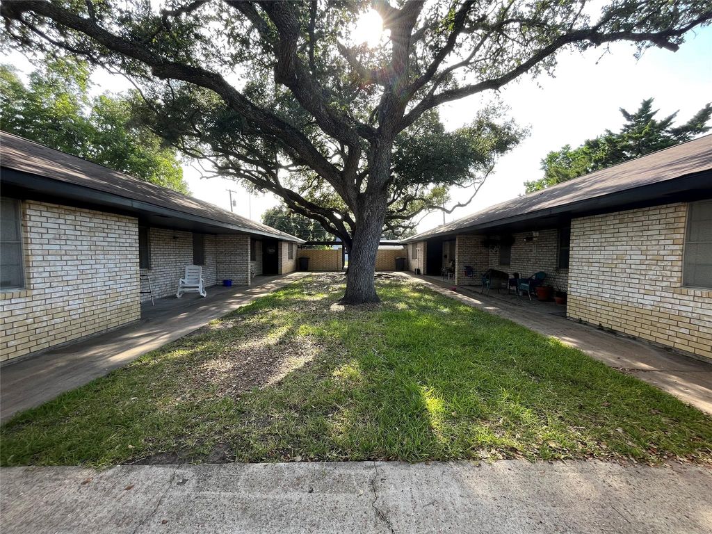 908-914 Avenue H, Bay City, TX 77414
