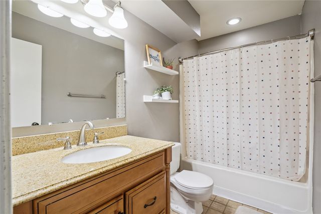 5016 Westwood Drive, West Des Moines, IA 50265