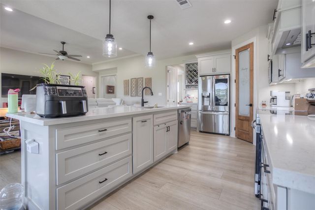 16 Westwood Drive W, Trinity, TX 75862