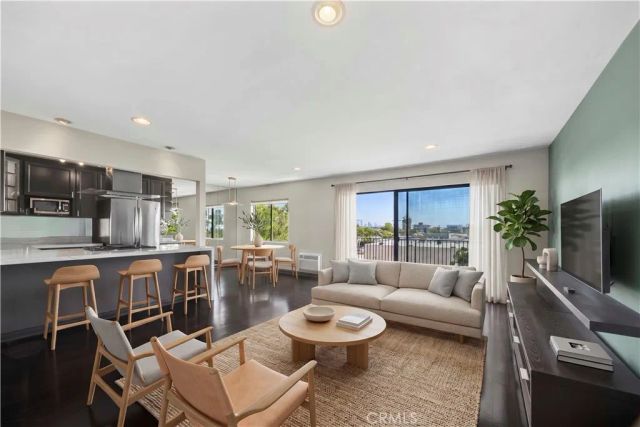 1930 N Vermont 302, Los Angeles, CA 90027