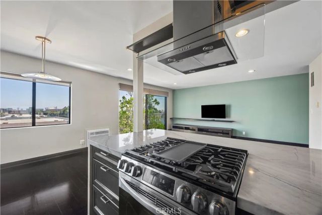 1930 N Vermont 302, Los Angeles, CA 90027