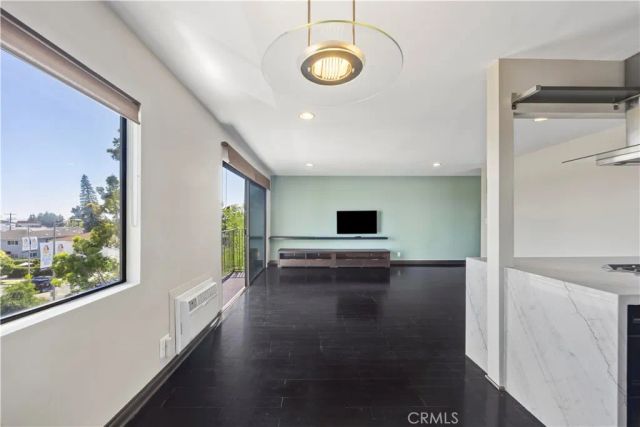 1930 N Vermont 302, Los Angeles, CA 90027