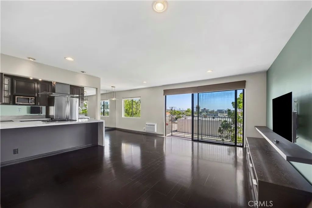 1930 N Vermont 302, Los Angeles, CA 90027