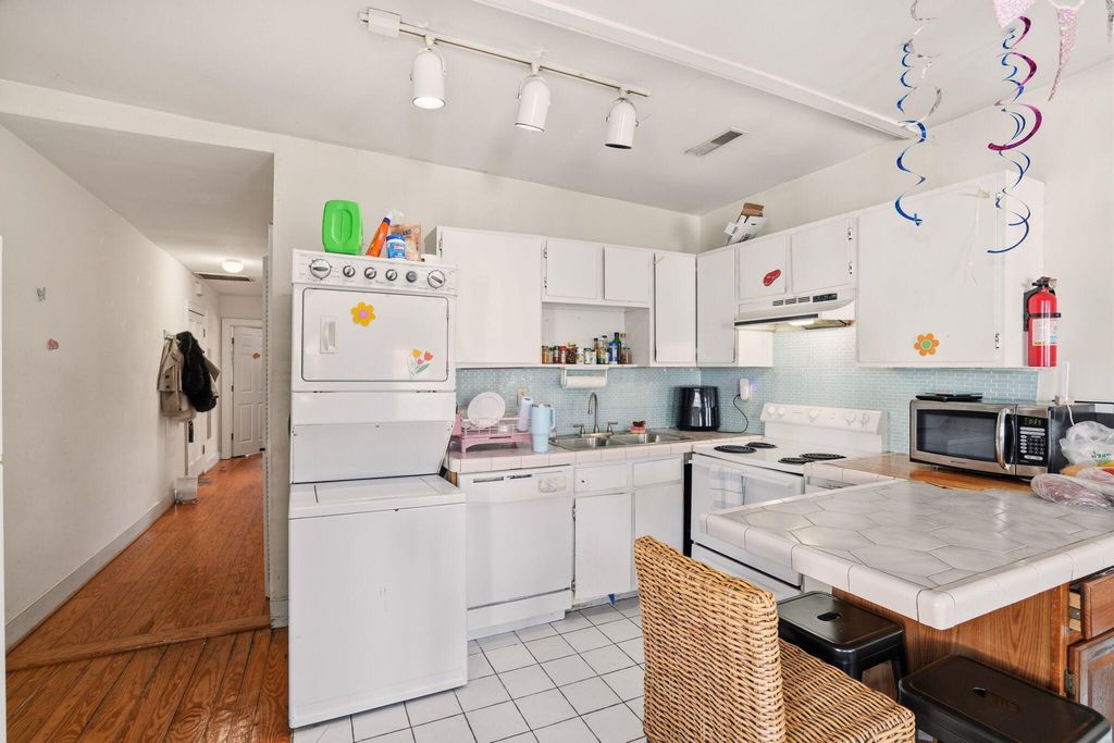 Image 25 of property listing at 163 Coming Street, Charleston, SC 29403