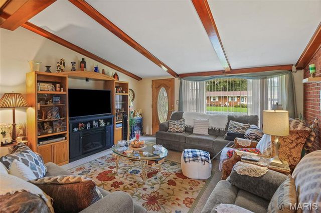 5009 Staten Drive, Godfrey, IL 62035