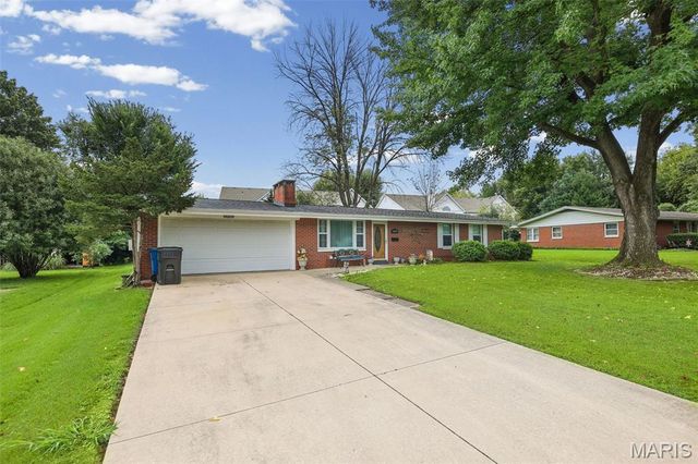 5009 Staten Drive, Godfrey, IL 62035