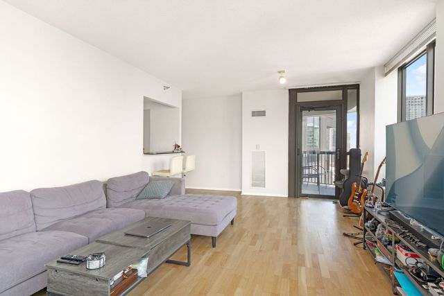 400 N La Salle Drive 2001, Chicago, IL 60654