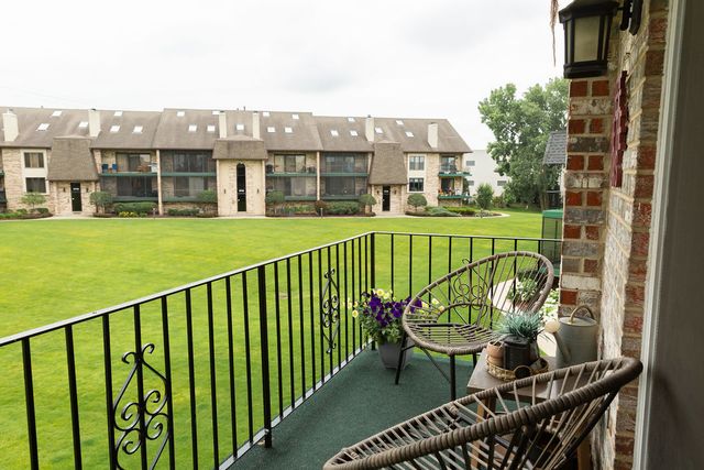 15713 OLD ORCHARD Court 2S, Orland Park, IL 60462