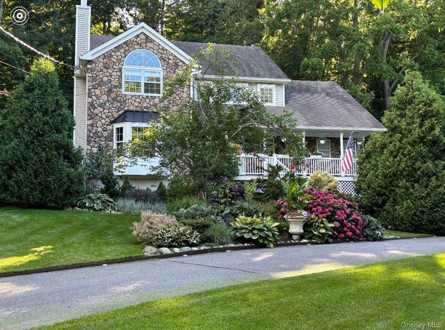 6 Sandy Hollow Road, Centerport, NY 11721