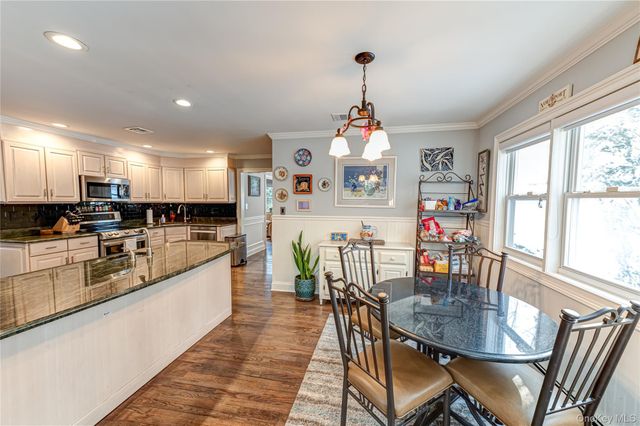 6 Sandy Hollow Road, Centerport, NY 11721