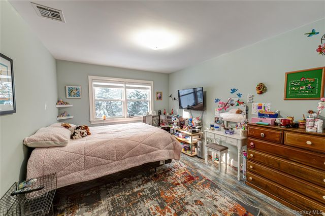 6 Sandy Hollow Road, Centerport, NY 11721