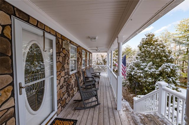 6 Sandy Hollow Road, Centerport, NY 11721