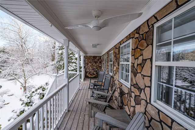 6 Sandy Hollow Road, Centerport, NY 11721