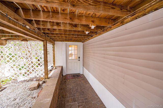 6 Sandy Hollow Road, Centerport, NY 11721