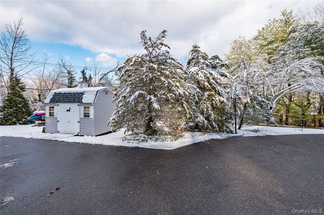 6 Sandy Hollow Road, Centerport, NY 11721