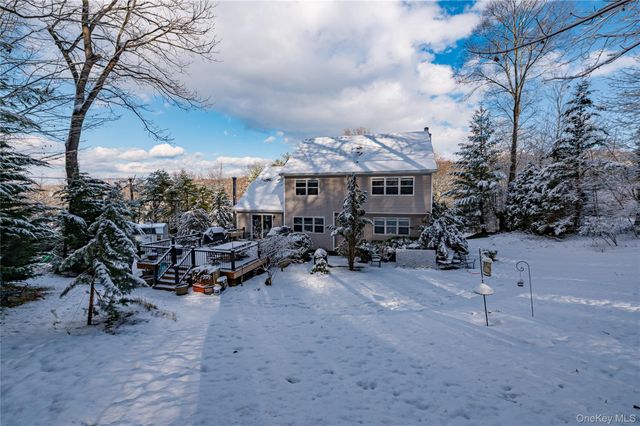 6 Sandy Hollow Road, Centerport, NY 11721