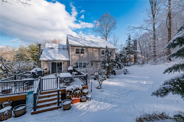 6 Sandy Hollow Road, Centerport, NY 11721