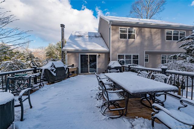 6 Sandy Hollow Road, Centerport, NY 11721