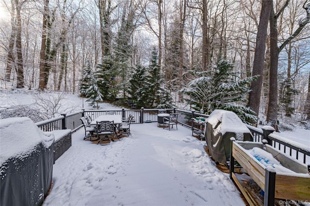 6 Sandy Hollow Road, Centerport, NY 11721