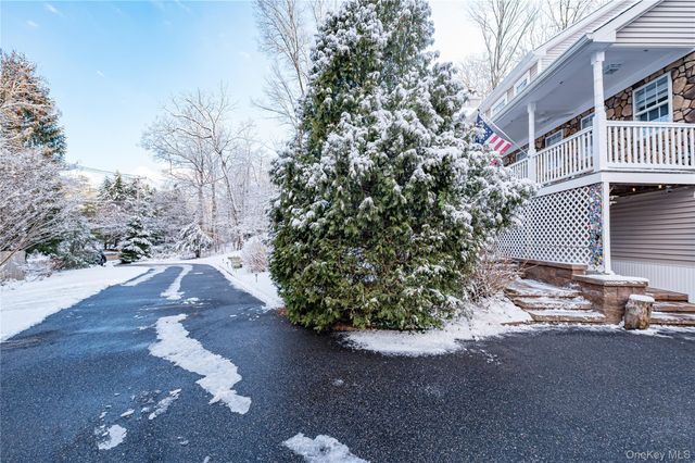 6 Sandy Hollow Road, Centerport, NY 11721