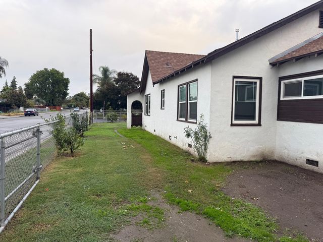 1409 N Divisadero Street, Visalia, CA 93291