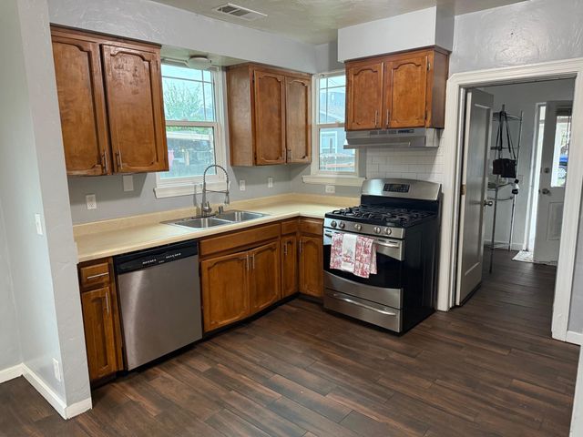 1409 N Divisadero Street, Visalia, CA 93291