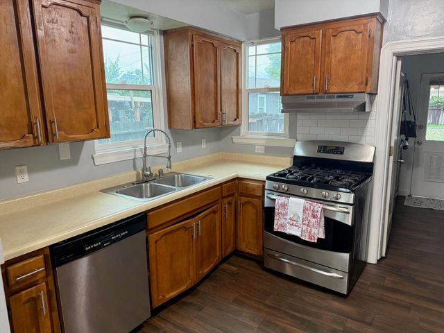 1409 N Divisadero Street, Visalia, CA 93291