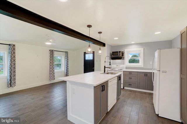 93 W HIGH ST, Yoe, PA 17313