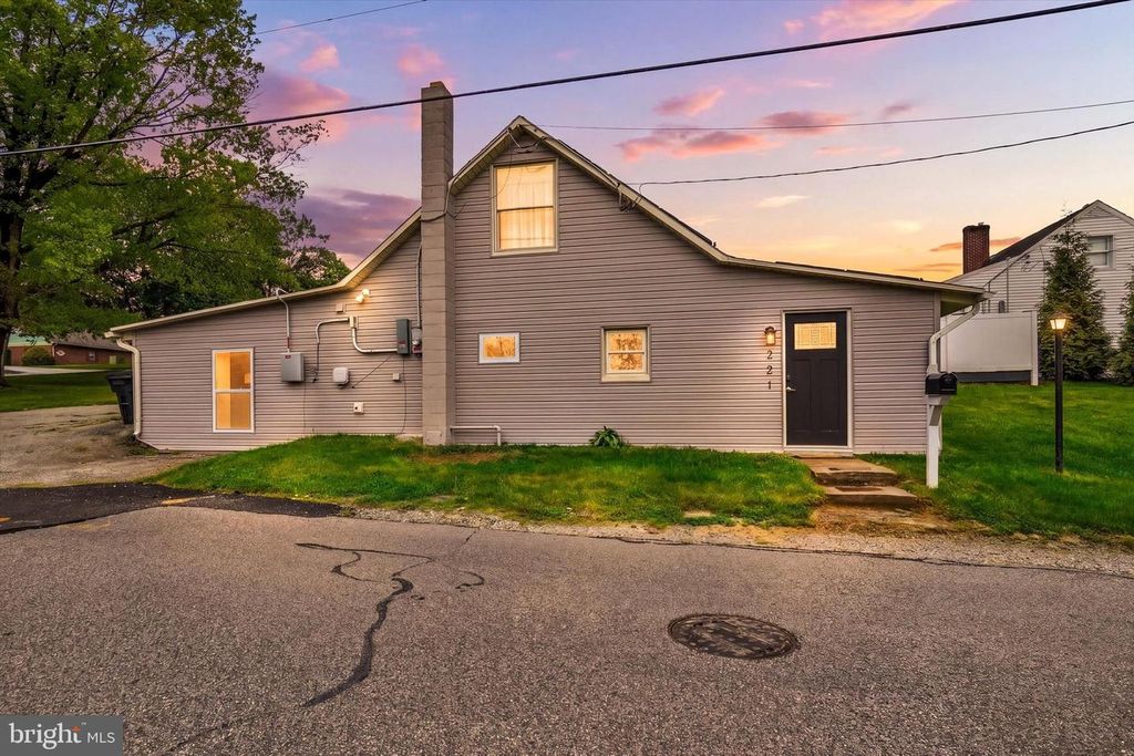 93 W HIGH ST, Yoe, PA 17313
