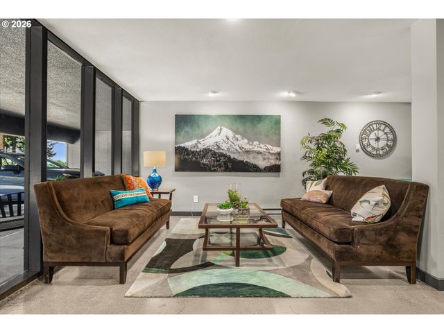 200 Sw BURNHAM Rd T404, Lake Oswego, OR 97034