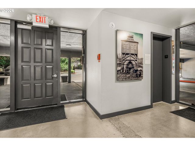 200 Sw BURNHAM Rd T404, Lake Oswego, OR 97034