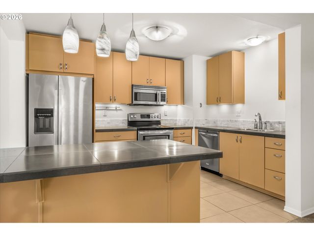 200 Sw BURNHAM Rd T404, Lake Oswego, OR 97034