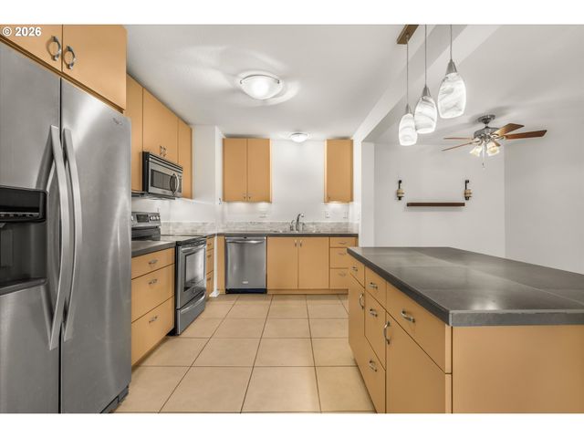 200 Sw BURNHAM Rd T404, Lake Oswego, OR 97034