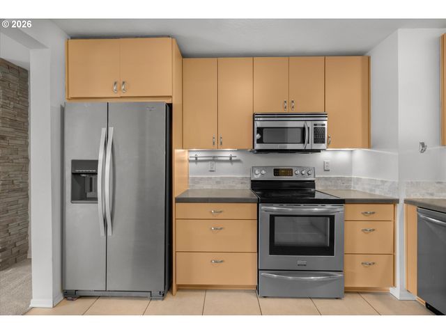 200 Sw BURNHAM Rd T404, Lake Oswego, OR 97034