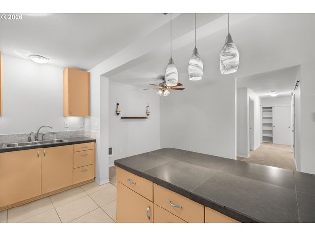 200 Sw BURNHAM Rd T404, Lake Oswego, OR 97034