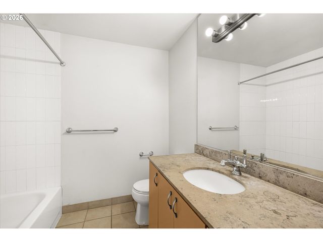 200 Sw BURNHAM Rd T404, Lake Oswego, OR 97034