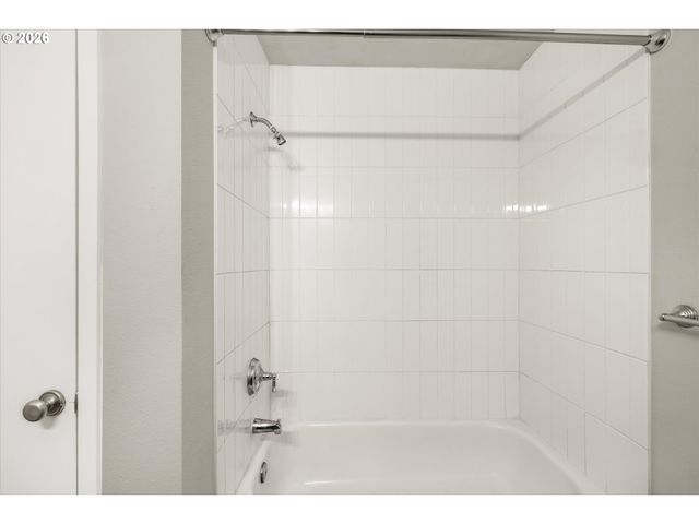 200 Sw BURNHAM Rd T404, Lake Oswego, OR 97034