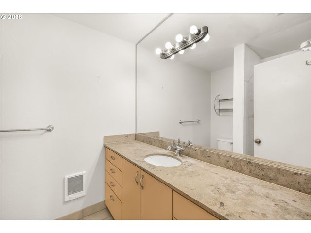 200 Sw BURNHAM Rd T404, Lake Oswego, OR 97034