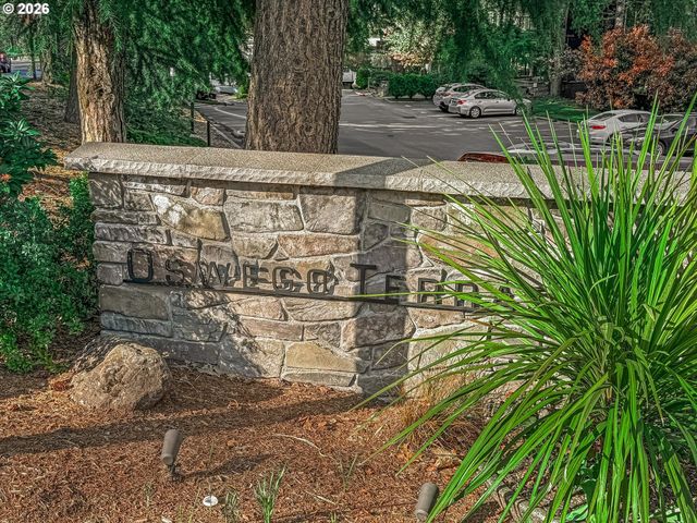 200 Sw BURNHAM Rd T404, Lake Oswego, OR 97034